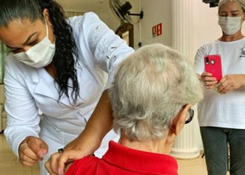 Foz do Iguaçu iniciará vacinação de professores entre 55 e 59 anos
