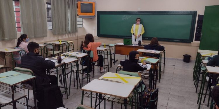 Colégios estaduais iniciam retomada gradual das aulas presenciais em Foz do Iguaçu