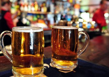 Câmara de Foz debate projeto para transformar bar e restaurante em atividade essencial
