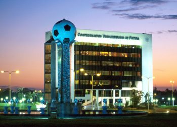 Conmebol doa ao Paraguai vacinas para imunizar futebolistas contra a Covid