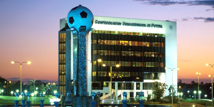 Conmebol doa ao Paraguai vacinas para imunizar futebolistas contra a Covid