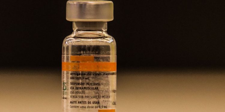 Falsa enfermeira é presa no Paraná tentando vender doses de vacina contra Covid-19