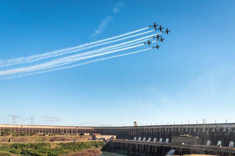 Tempo abre e ‘Esquadrilha da Fumaça’ dá um show no céu de Foz do Iguaçu