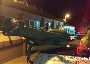 Dinossauro sai para passear durante o lockdown em Foz e vai parar na delegacia