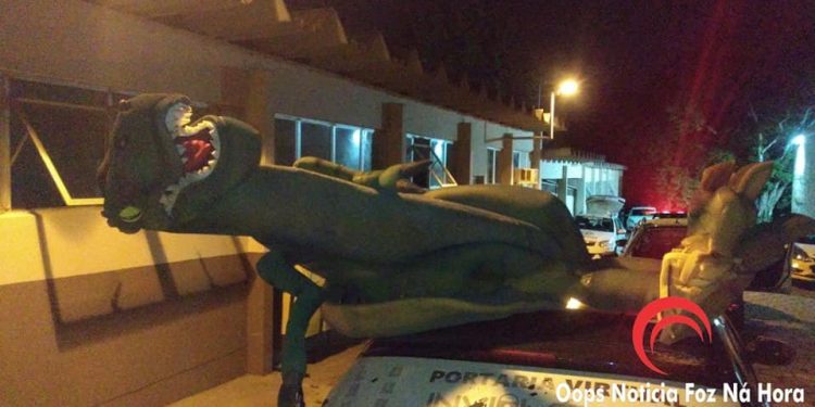 Dinossauro sai para passear durante o lockdown em Foz e vai parar na delegacia