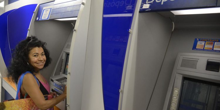 Trabalhadores nascidos em março podem sacar auxílio emergencial