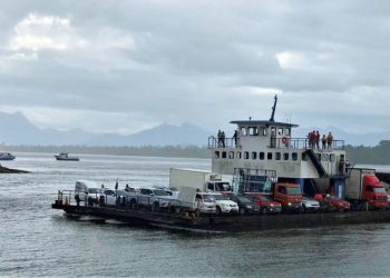 Novo ferry-boat de Guaratuba é alvo de reclamações por filas e problemas em balsas
