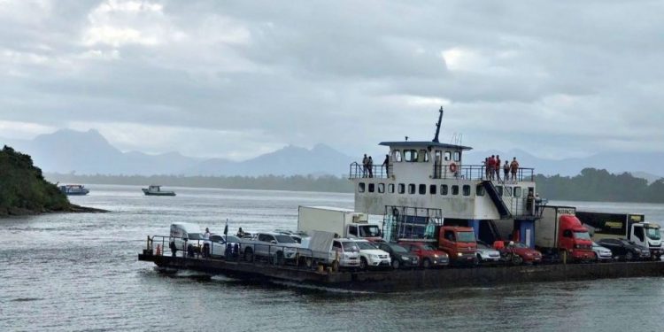 Novo ferry-boat de Guaratuba é alvo de reclamações por filas e problemas em balsas