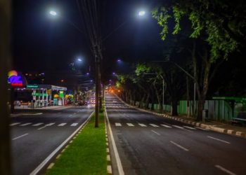 Prefeitura multa empresa e obriga a reinstalação das lâmpadas de LED em Foz