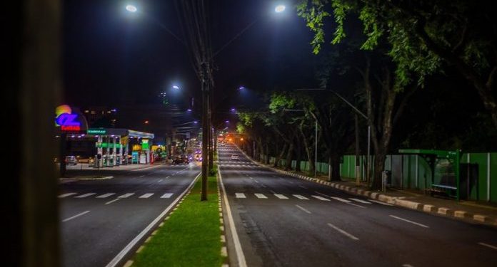 Prefeitura multa empresa e obriga a reinstalação das lâmpadas de LED em Foz