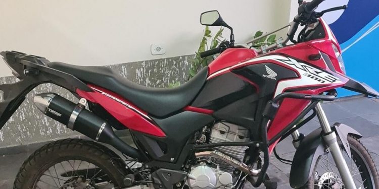 Motociclista leva multa grave por conduzir veículo sem cinto de segurança