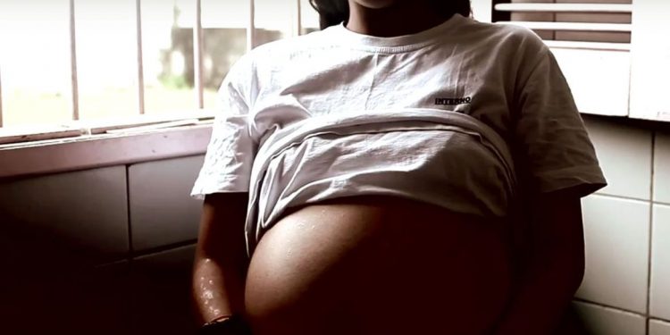 Adolescente de 13 anos está grávida de trigêmeos no Paraná
