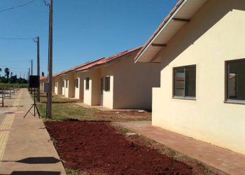 Famílias de Guaíra que residiam em condições precárias recebem novas moradias