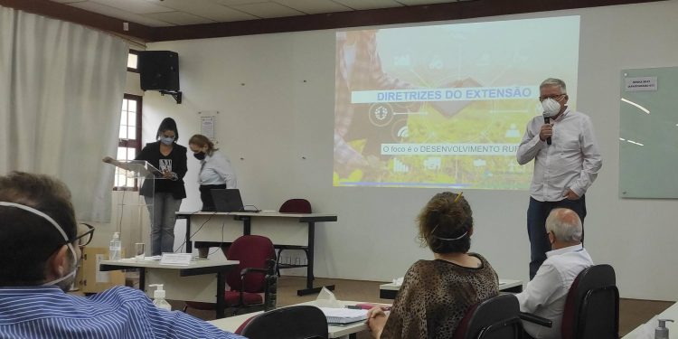 Comitê Técnico-Científico do IDR-Paraná toma posse, com foco na eficiência