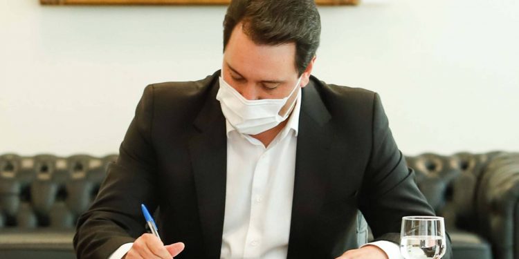 Governo antecipa toque de recolher e restringe funcionamento do comércio aos domingos