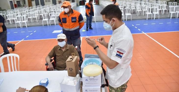 Mais de 500 políticos e funcionários públicos paraguaios podem ter furado a fila da vacina