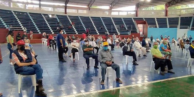 Paraguai inicia vacinação de idosos de 70 anos