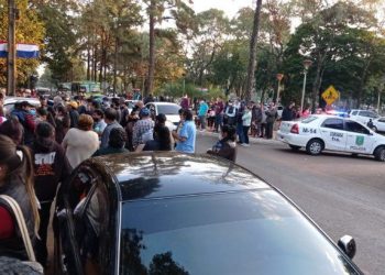 Vacinação em CDE acaba em aglomeração e tensão