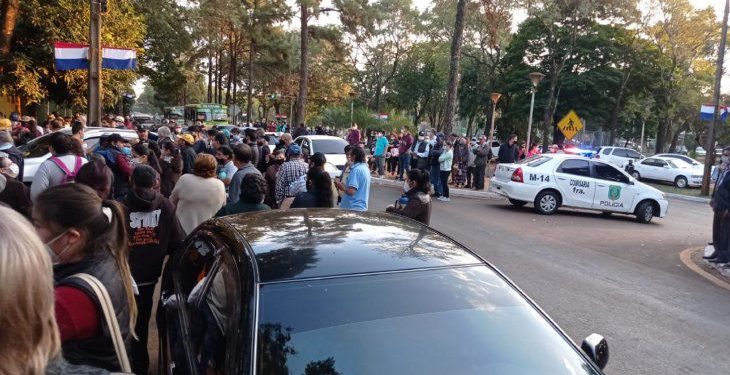 Vacinação em CDE acaba em aglomeração e tensão