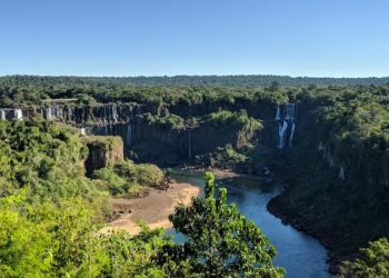 BBC: Com cataratas irreconhecíveis, rio Iguaçu está ‘doente’ e vê mata nativa minguar