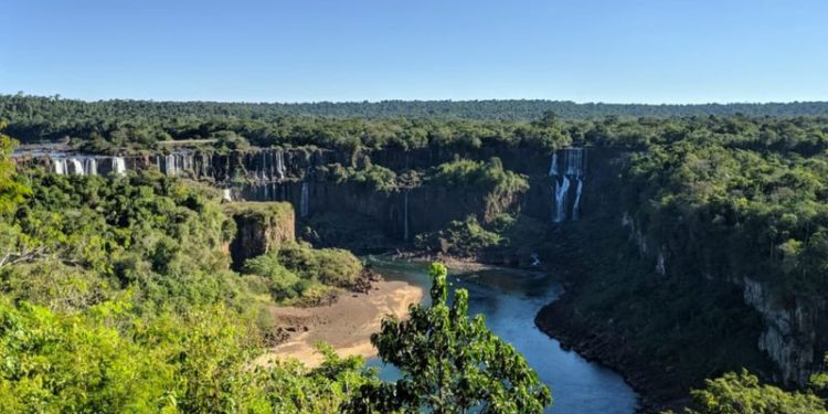 BBC: Com cataratas irreconhecíveis, rio Iguaçu está ‘doente’ e vê mata nativa minguar