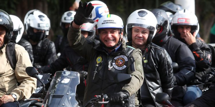 Bolsonaro participa de ato com motociclistas pelas ruas de São Paulo