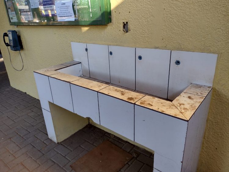 Após prefeitura informar conclusão de obra, cidadão volta a reclamar de banheiros fechados no TTU