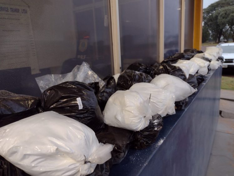 Caminhoneiro é preso com matéria-prima para anabolizantes e estimulantes