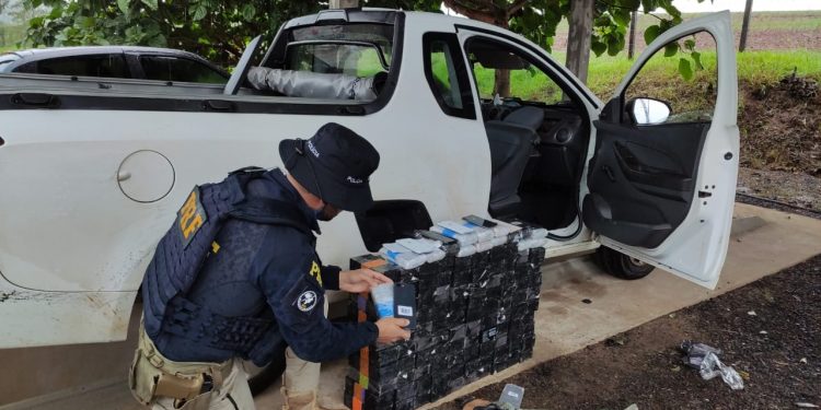 PRF apreende Crack e Eletrônicos transporta em fundos falsos em Céu Azul