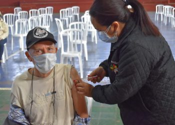 Paraguai inicia vacinação da população maior de 50 anos