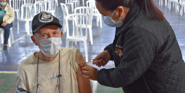 Paraguai inicia vacinação da população maior de 50 anos