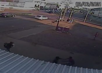 Vídeo: Homem fica com faca cravada nas costas após discussão em Cascavel