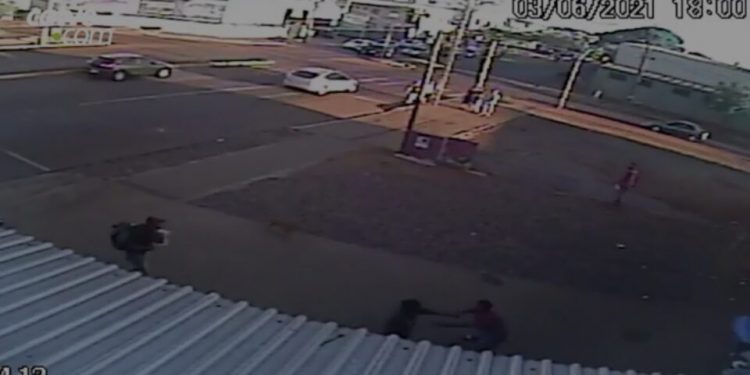 Vídeo: Homem fica com faca cravada nas costas após discussão em Cascavel