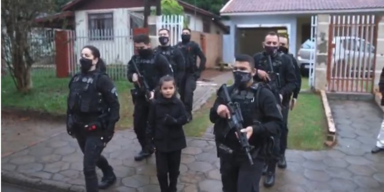 Policiais Penais do SOE fazem surpresa a criança que sonha em ser policial em Santa Terezinha