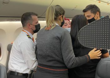 Passageira alega pânico, recusa usar máscara e voo atrasa mais de uma hora