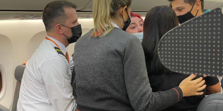 Passageira alega pânico, recusa usar máscara e voo atrasa mais de uma hora