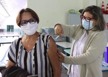 Secretaria de Saúde abre agendamento para vacinação contra covid a partir de 43 anos