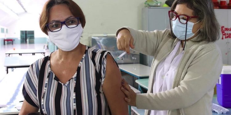 Secretaria de Saúde abre agendamento para vacinação contra covid a partir de 43 anos