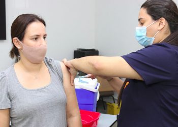 Prefeitura de Foz inicia vacinação contra covid para profissionais de saúde de 25 anos