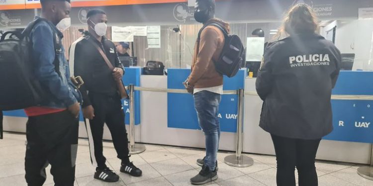 Africanos são barrados no Paraguai após apresentar passaporte supostamente falso