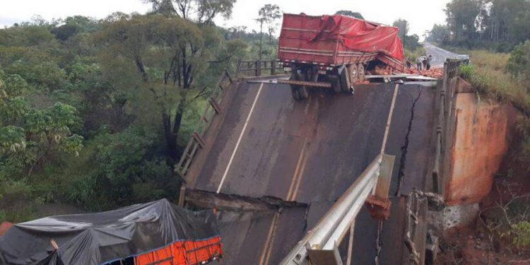 Ponte inaugurada há 14 meses cai e mata três no Paraguai