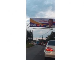 No Paraguai, prefeito coloca propaganda eleitoral em poste de sinalização de trânsito