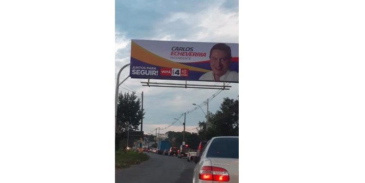 No Paraguai, prefeito coloca propaganda eleitoral em poste de sinalização de trânsito