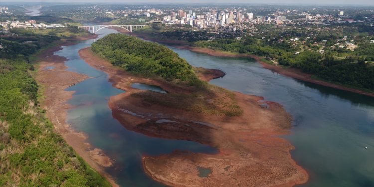 Rio Paraná atinge menor nível em 37 anos e previsão é que julho supere pior índice da história