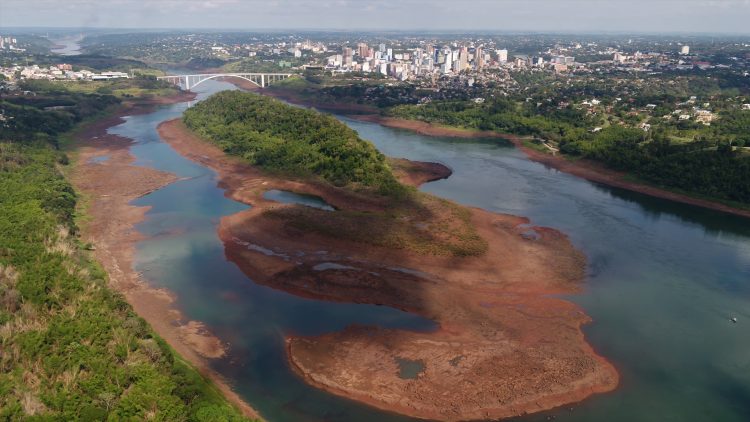 Rio Paraná atinge menor nível em 37 anos e previsão é que julho supere pior índice da história