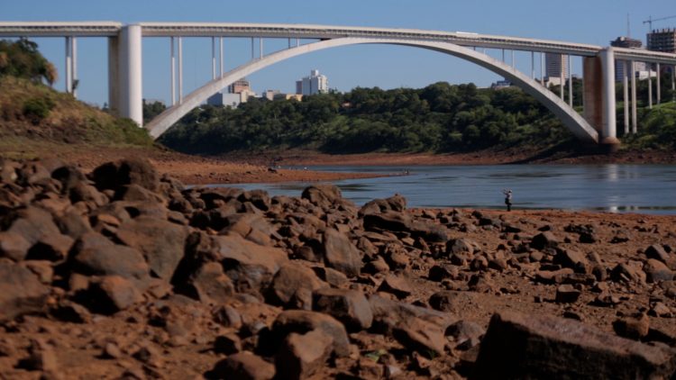 Rio Paraná atinge menor nível em 37 anos e previsão é que julho supere pior índice da história