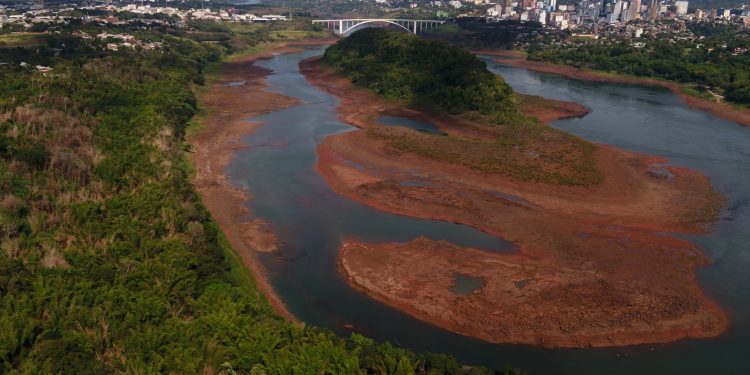 Rio Paraná atinge menor nível em 37 anos e previsão é que julho supere pior índice da história