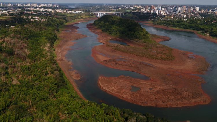 Rio Paraná atinge menor nível em 37 anos e previsão é que julho supere pior índice da história