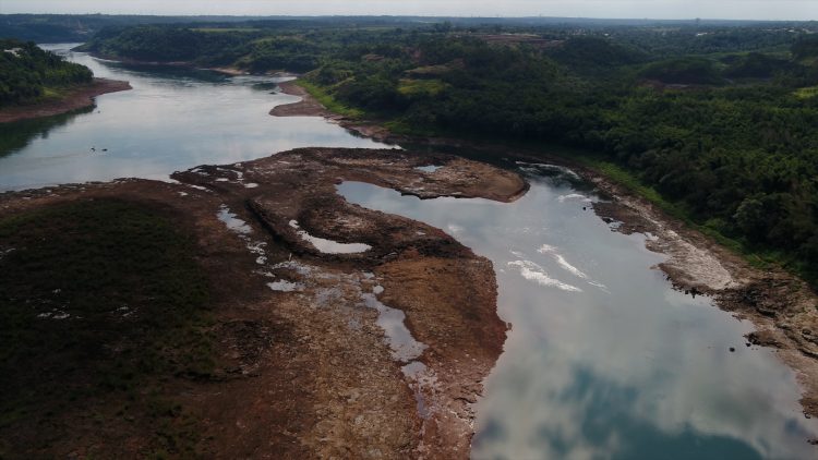 Rio Paraná atinge menor nível em 37 anos e previsão é que julho supere pior índice da história