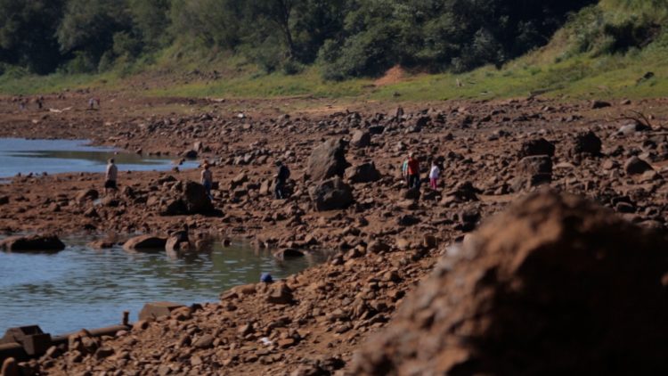 Rio Paraná atinge menor nível em 37 anos e previsão é que julho supere pior índice da história
